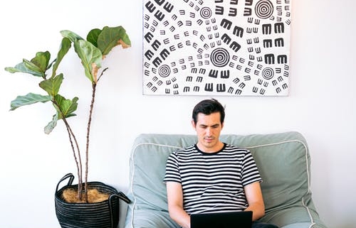 Psykologiske problemstillinger behandles effektivt med online terapi.